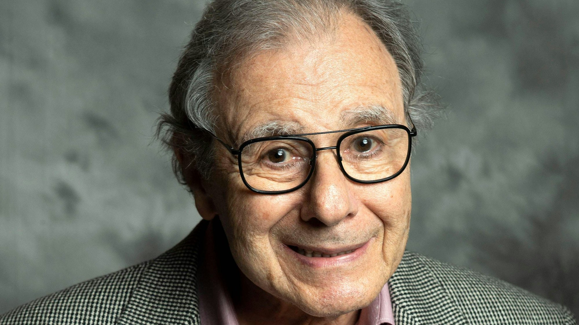 Lalo Schifrin schaut in die Kamera.