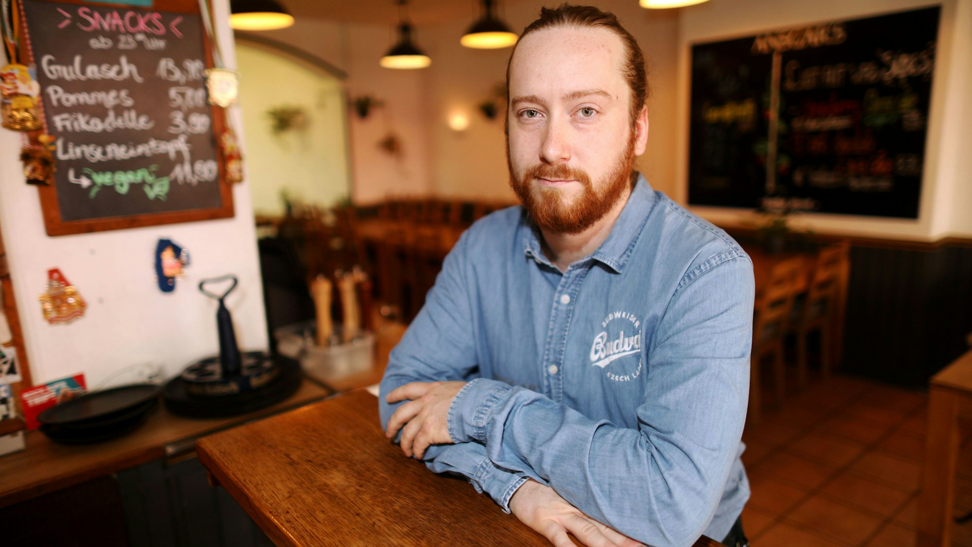 27.06.2025, Köln: Buttersäureanschläge auf Restaurants: Portrait von Jonas Oster, Wirt des "Ansgar's" am Kleinen Griechenmarkt. Er hatte an Pfingstmontag eine stinkende Ladung Buttersäure vor der Tür seines Lokals. Foto: Arton Krasniqi