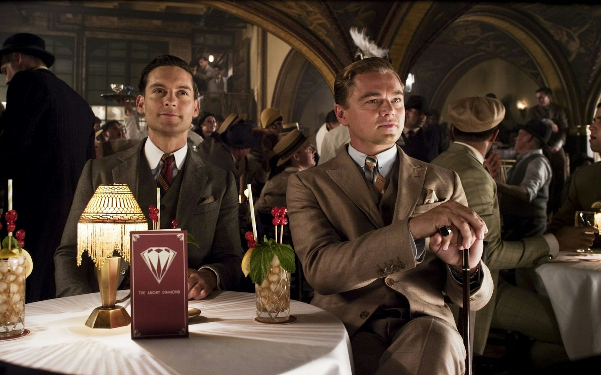 Mit Kumpel Leonardo DiCaprio war Tobey Maguire (links) und Leonardo DiCaprio 2013 in der Aufsehen erregenden Romanverfilmung „Der große Gatsby“ zu sehen. (Bild: 2013 Bazmark Film / Warner Bros.)