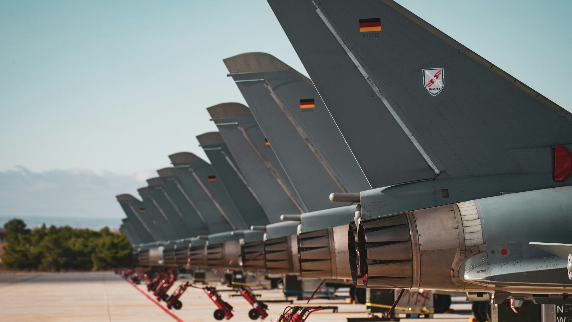 Auf dem Bild sind geparkte Kampfflugzeuge zu sehen.