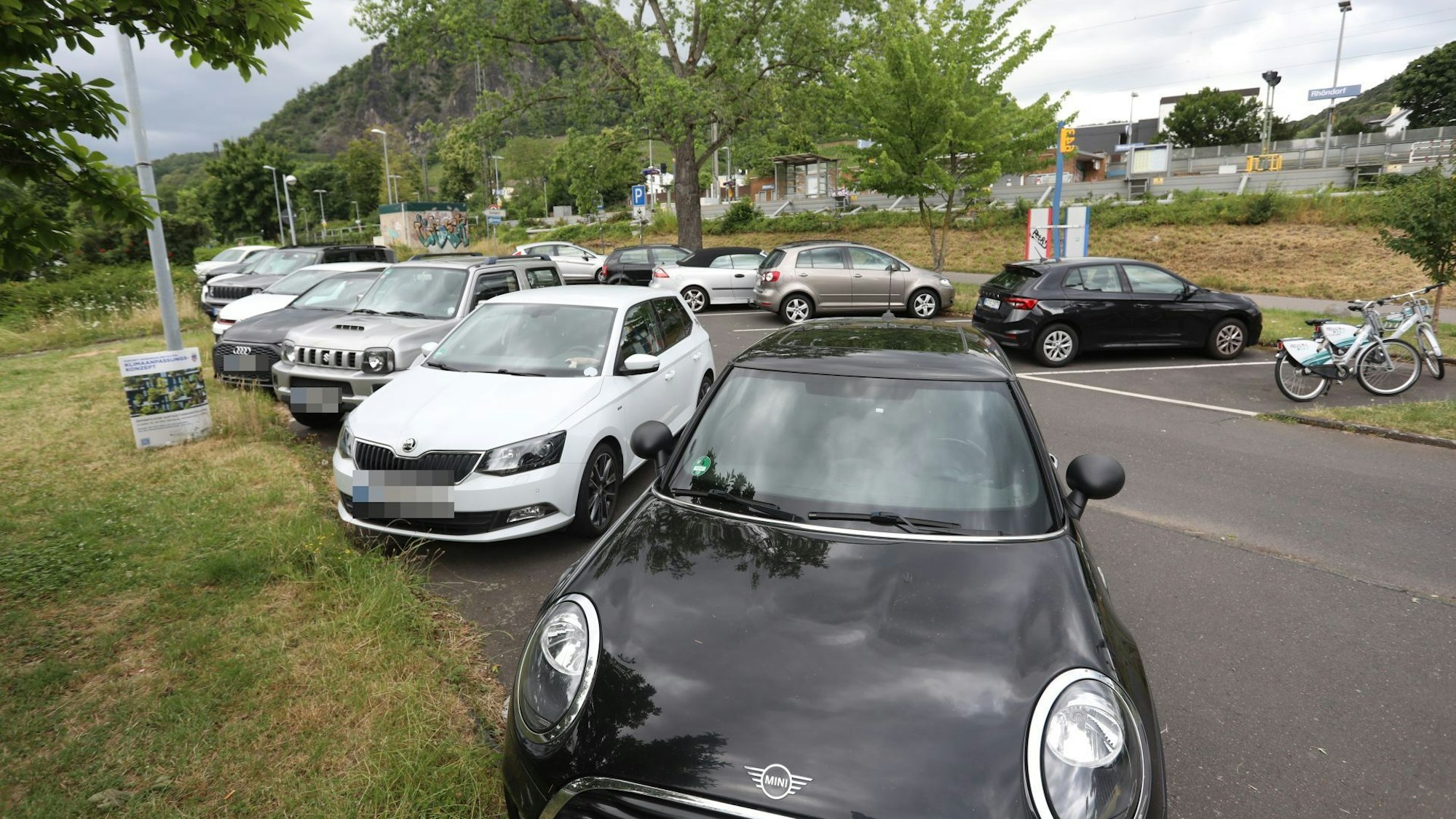 Parkende Autos, im Hintergrund der Bahnhof Rhöndorf.