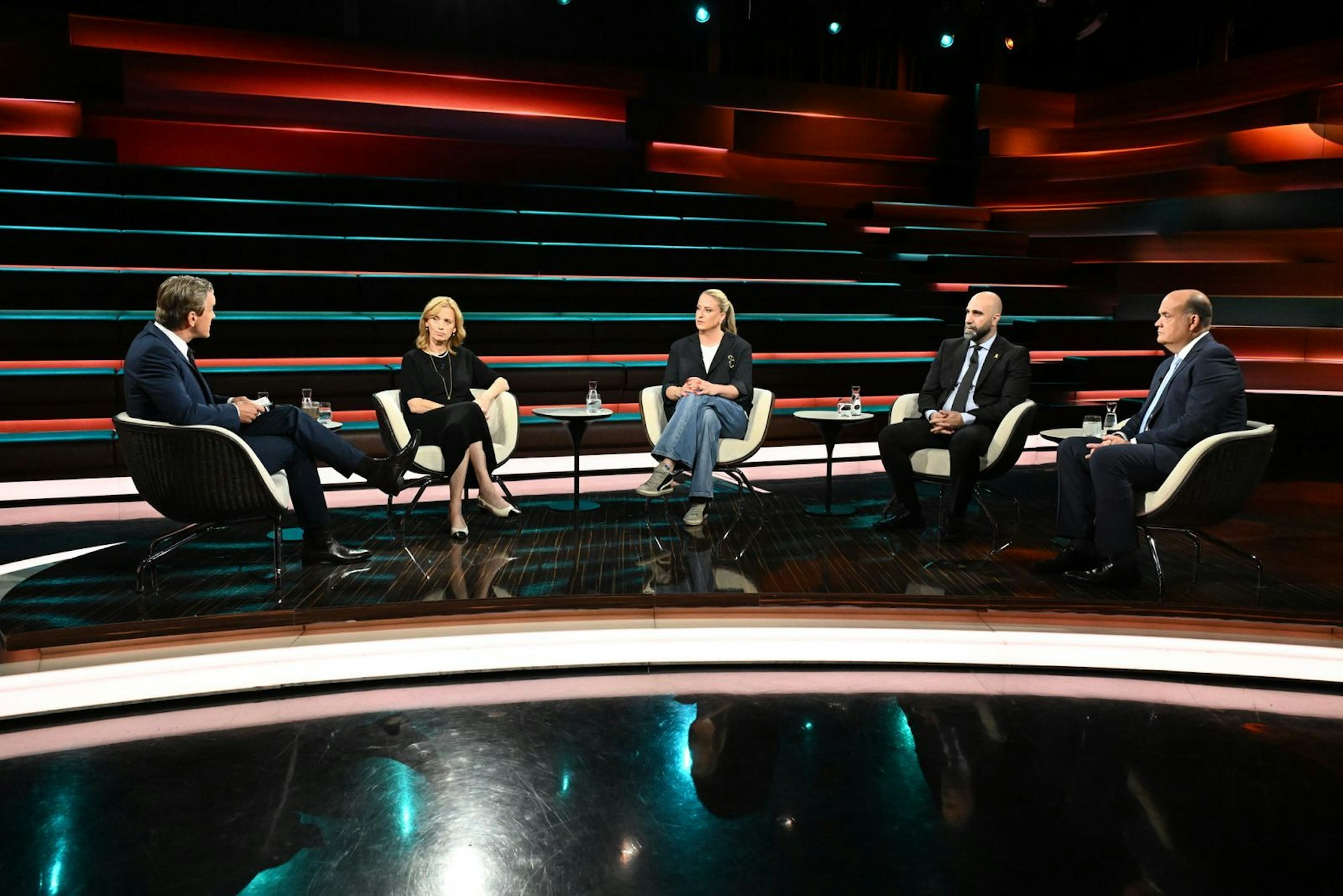 Am Donnerstagabend diskutierte Markus Lanz (l.) mit CDU-Bildungsministerin Karin Prien (2.v.l.), Grundschullehrerin Katja Giesler (Mi.), Integrationsexperte Ahmad Mansour (2.v.r.) und Journalist Robin Alexander. (Bild: ZDF / Cornelia Lehmann)