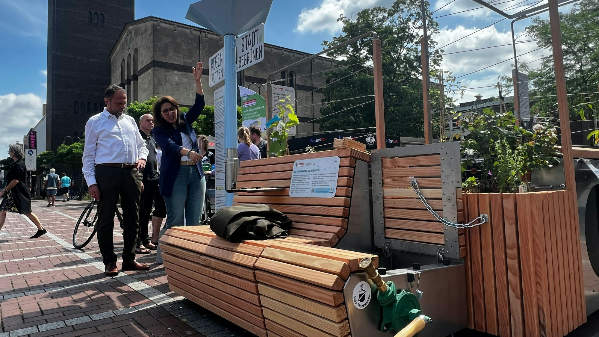 Die Ausstellung der Verbraucherzentrale zur Klimaresilienz in der Wiesdorfer Fußgängerzone