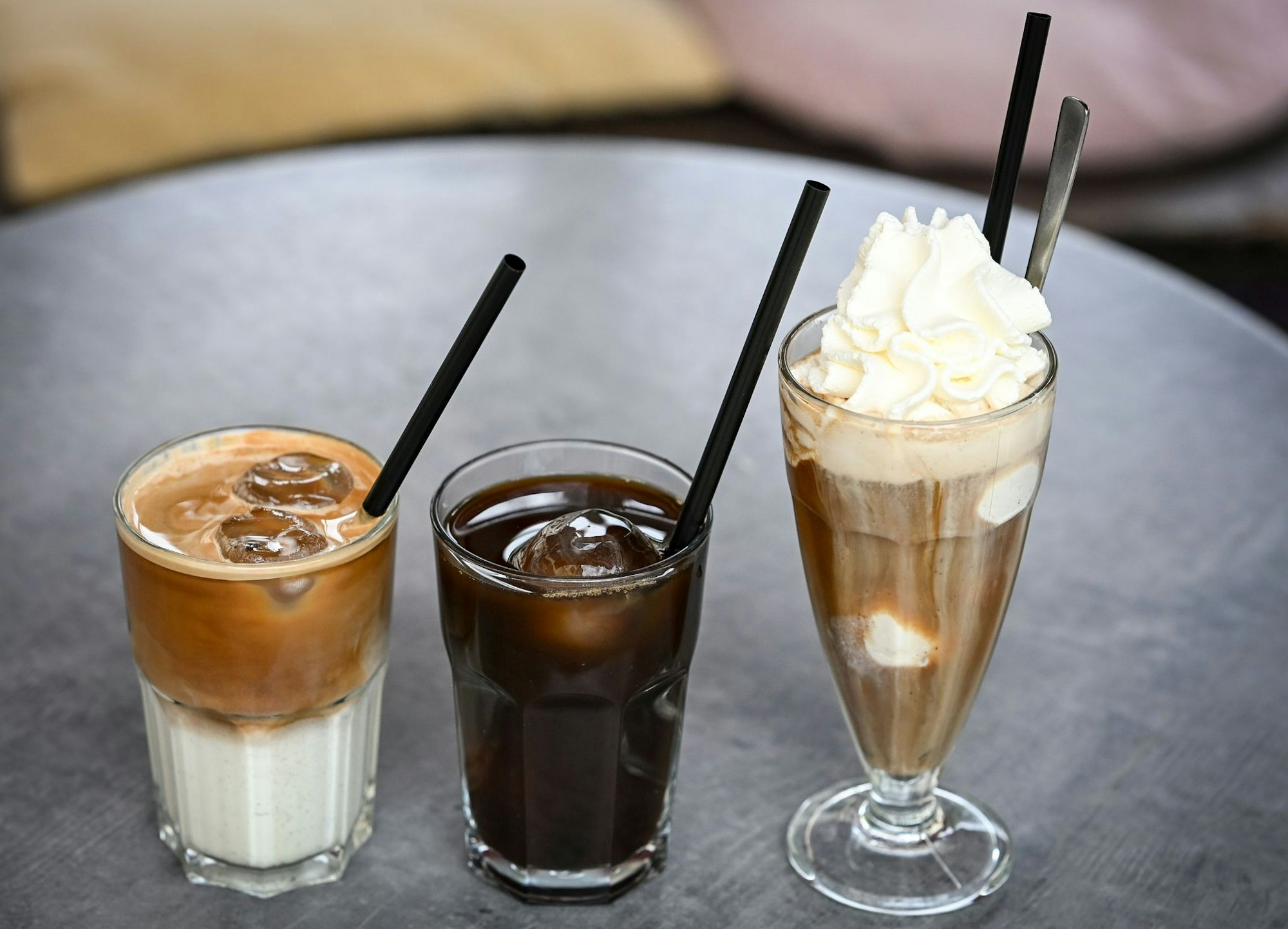 Iced Latte (also geeister Milchkaffee) und Iced Coffee sind puristischer als der sahnige Wiener Eiskaffee, der früher der Inbegriff von Eiskaffee in Deutschland war.