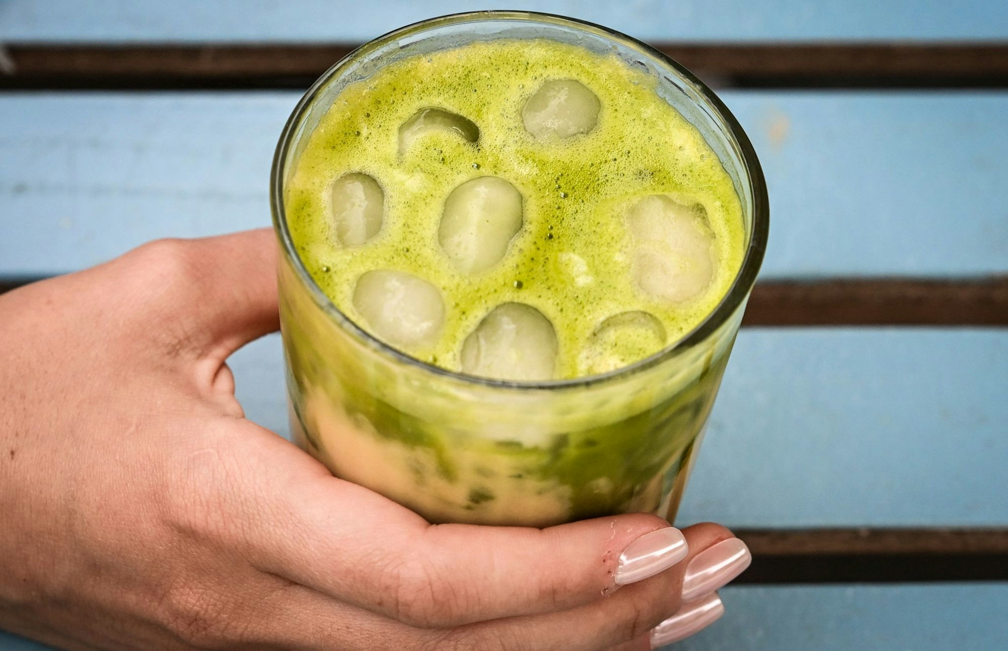 Iced Matcha Latte ist inzwischen für viele eine Alternative zu Eiskaffee (welcher Art auch immer).