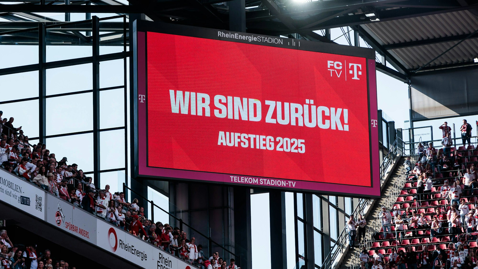 Der 1. FC Köln ist zurück in der Bundesliga. Der Spielplan für die neue Saison wurde mit Spannung erwartet. Nun ist klar, gegen wen die Kölner zum Auftakt ran müssen, und wer der Gegner am Karnevalswochenende wird.