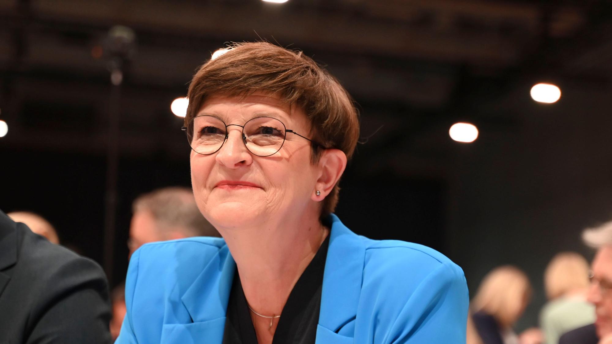 Saskia Esken, ehemalige SPD-Bundesvorsitzende beim SPD-Bundesparteitag teil. Bärbel Bas hat den parteiinternen Umgang mit Esken kritisiert.