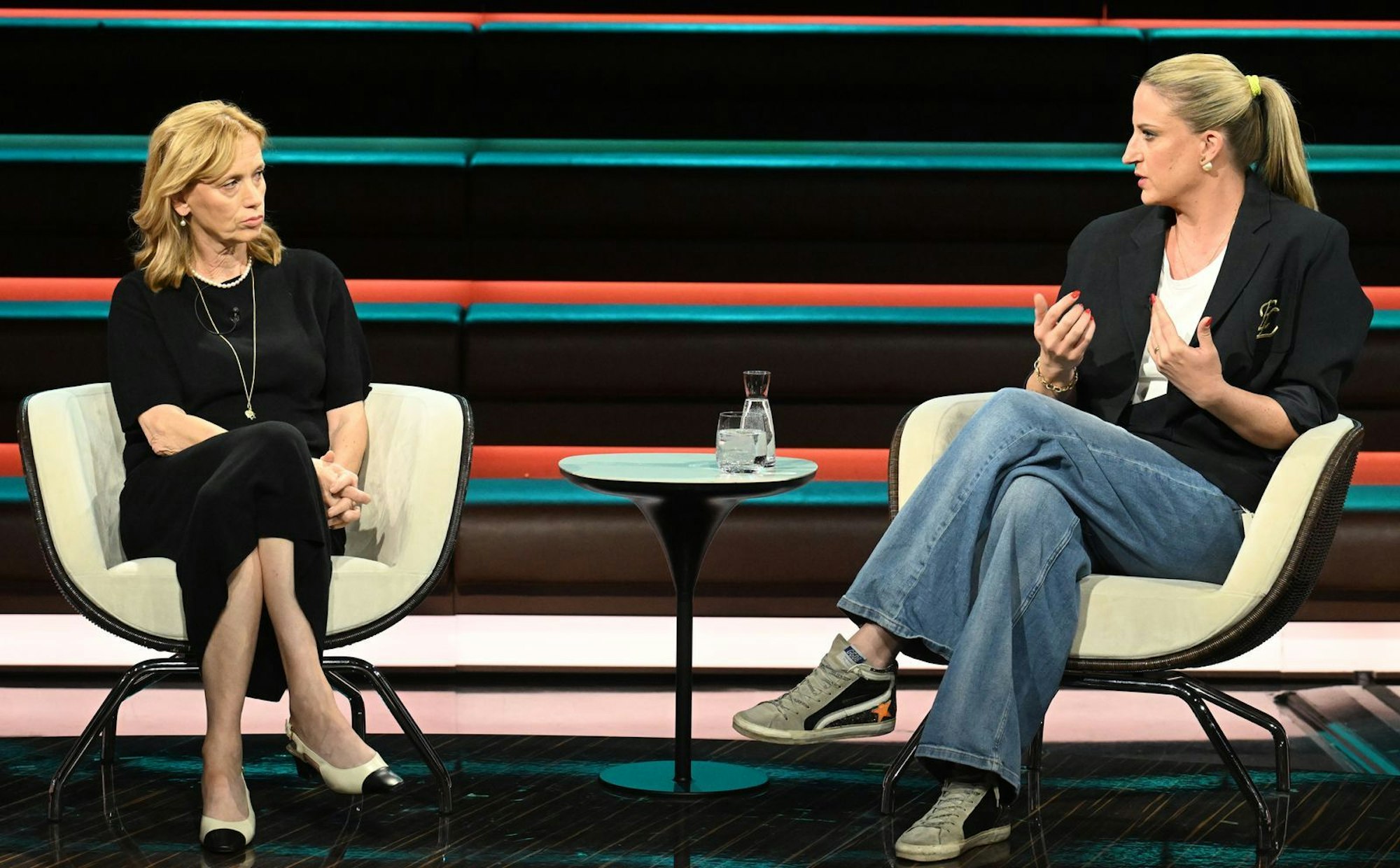 Grundschullehrerin Katja Giesler (r.) lieferte sich ein Wortgefecht mit CDU-Bildungsministerin Karin Prien. (Bild: ZDF / Cornelia Lehmann)