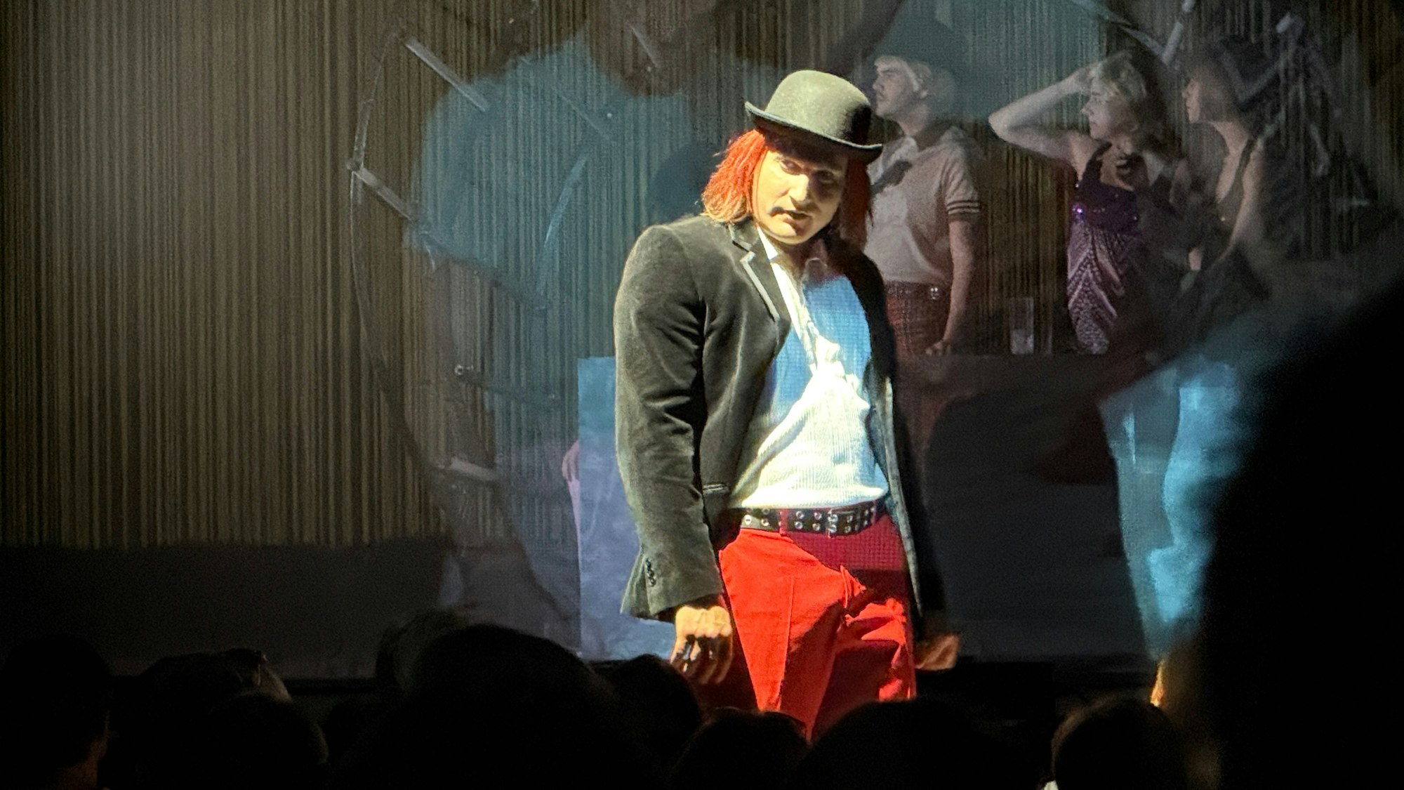 Das Foto zeigt den Hauptdarsteller Alex in der Theater-Adaption des Romans „A Clockwork Orange“.