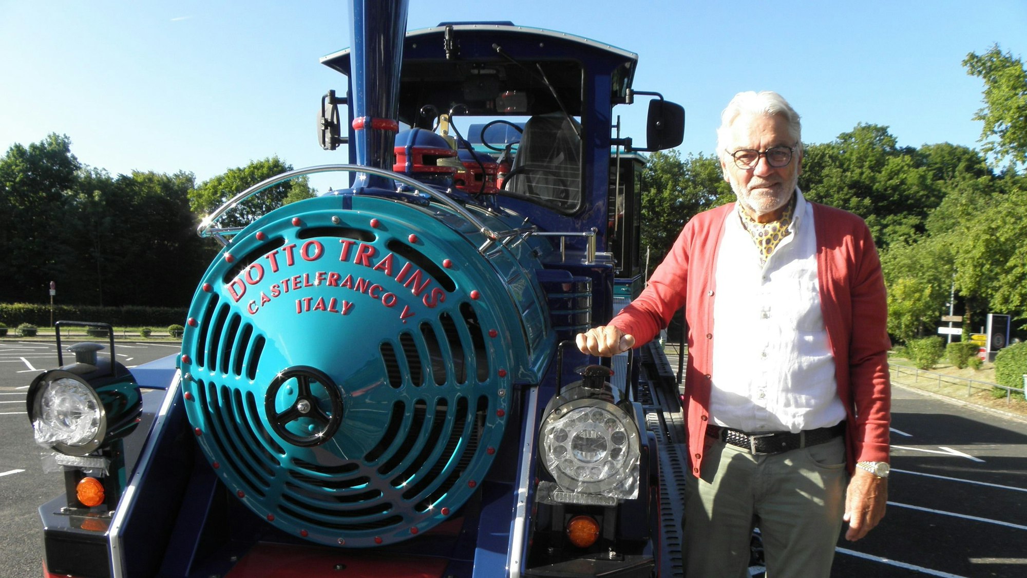 Franz-Josef Heuken, Reeder der Rursee-Schifffahrt steht an der neuen Bimmelbahn, die sein Unternehmen zwischen Heimbach und dem Anleger Schwammenauel betreibt.