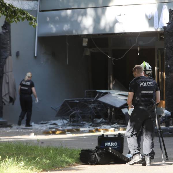 19.06.2025, Köln: Am frühen Donnerstagmorgen kam es zu einer Explosion in einem Restaurant in Kalk. Die Polizei sucht nach zwei Männern.