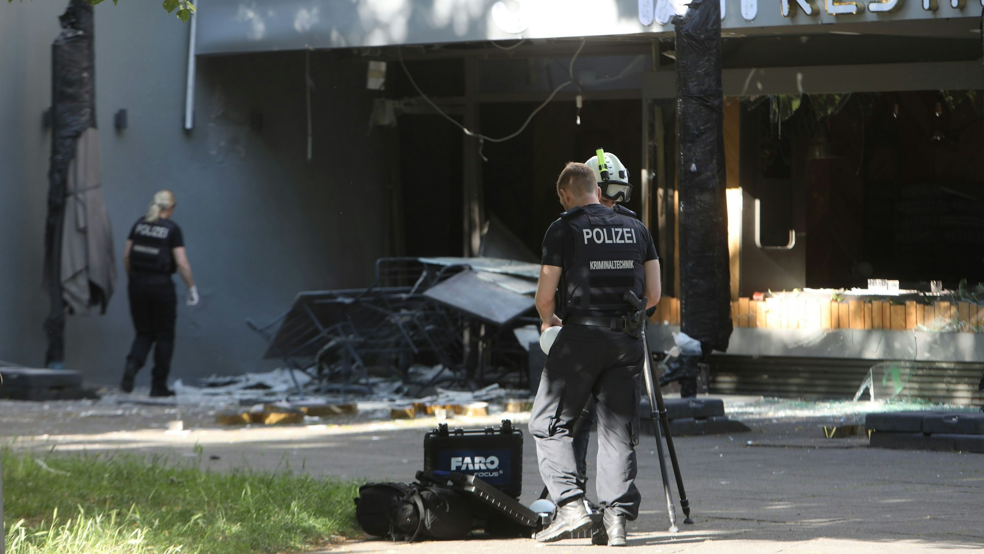 19.06.2025, Köln: Am frühen Donnerstagmorgen kam es zu einer Explosion in einem Restaurant in Kalk. Die Polizei sucht nach zwei Männern.
