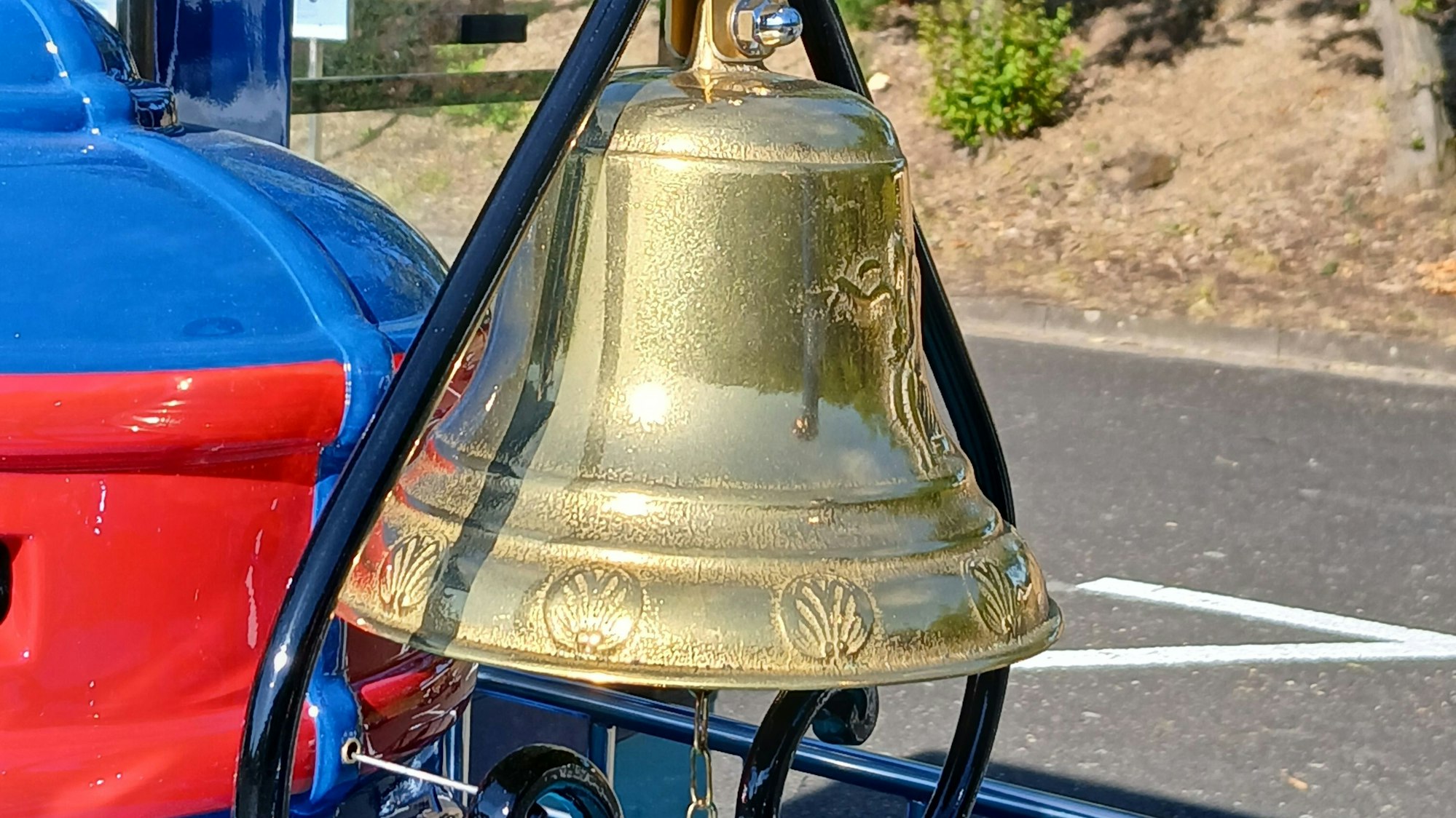 Glänzend poliert: die Glocke der neuen „Bimmelbahn“.