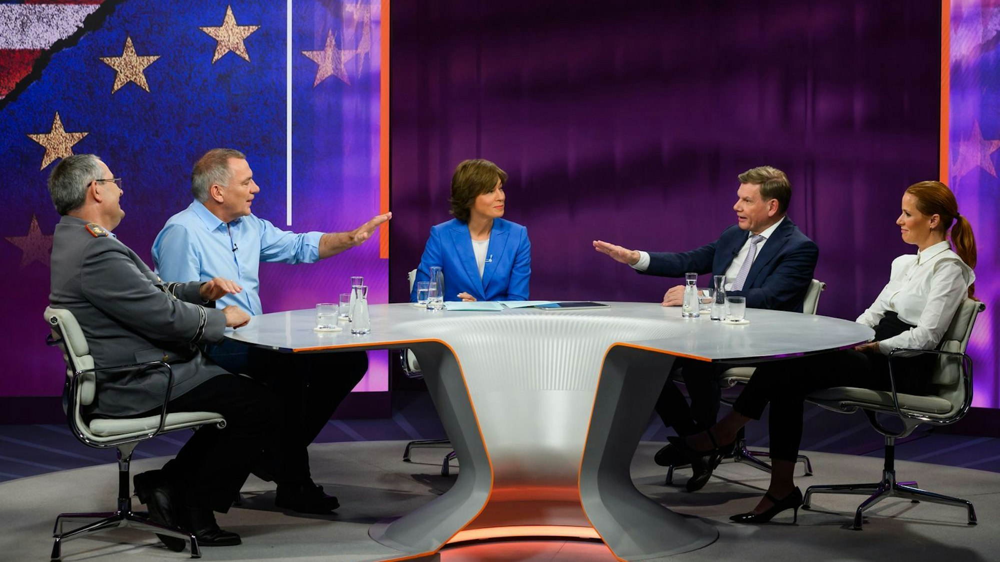 Maybrit Illner (Mitte) diskutierte am Donnerstagabend mit ihren Gästen zum Thema „Krieg oder Frieden - Sicherheit nur mit den USA?“. (Bild: ZDF / Jule Roehr)
