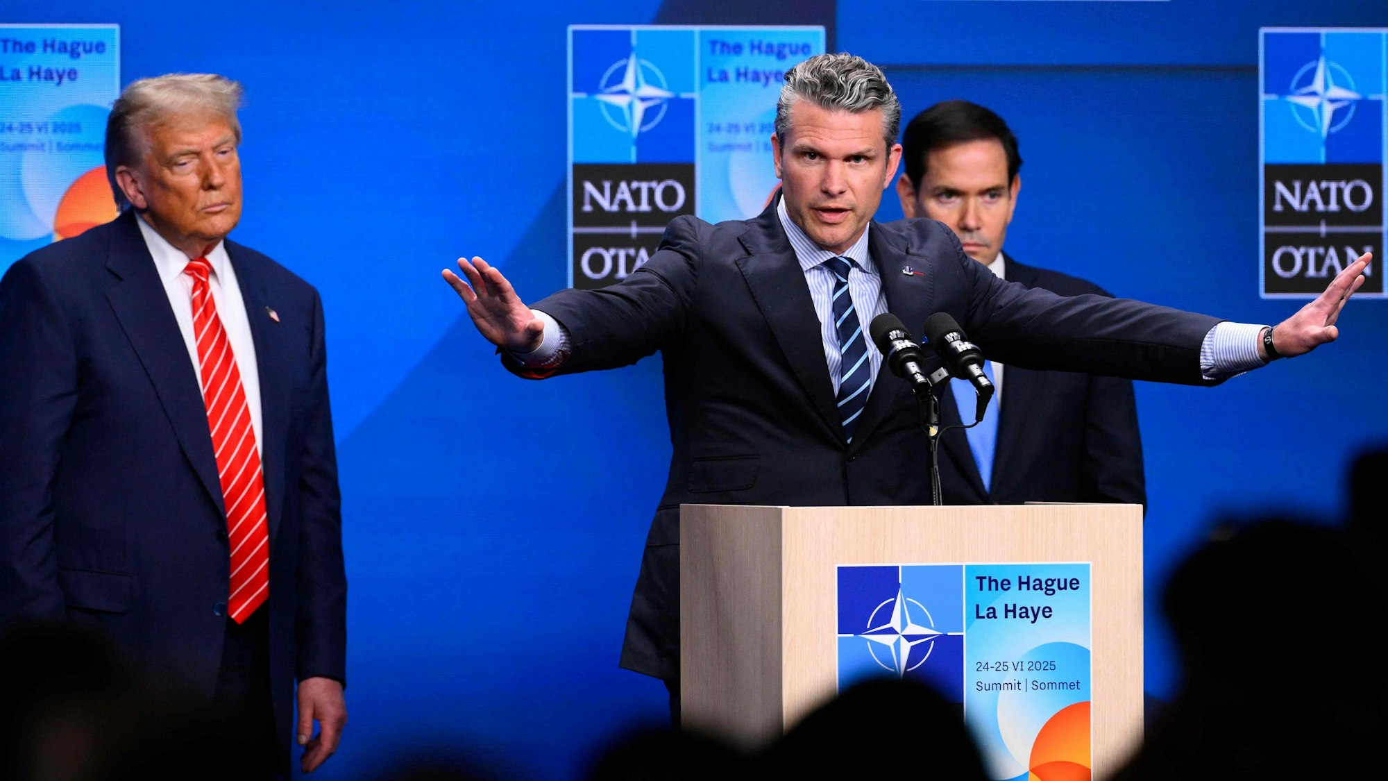 Pete Hegseth trug einen stahlblauen Anzug mit dem üblichen Einstecktuch im Muster der US-Flagge. Aber der amerikanische Verteidigungsminister hatte sich auf einen regelrechten Kampfeinsatz vorbereitet, als er die Pressekonferenz im Pentagon eröffnete.