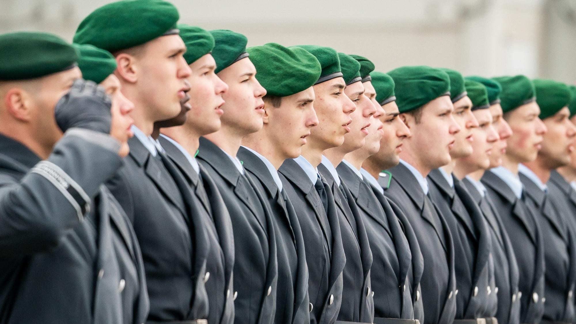 Rekruten der Bundeswehr leisten das feierliche Gelöbnis.