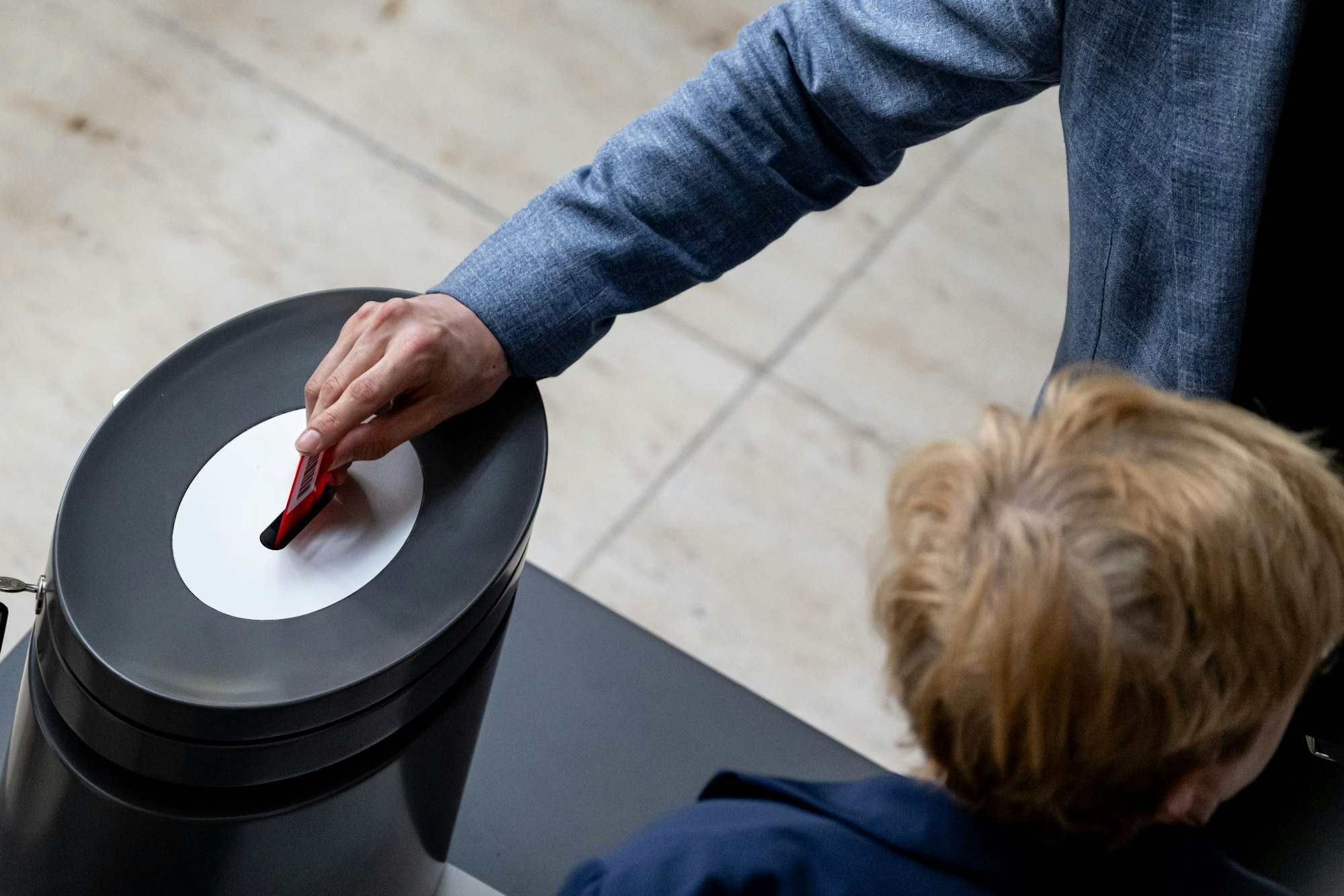 Über die Aussetzung des Familiennachzugs zu subsidiär Schutzberechtigten wurde auf Antrag der Linken nicht per Handzeichen, sondern namentlich abgestimmt.