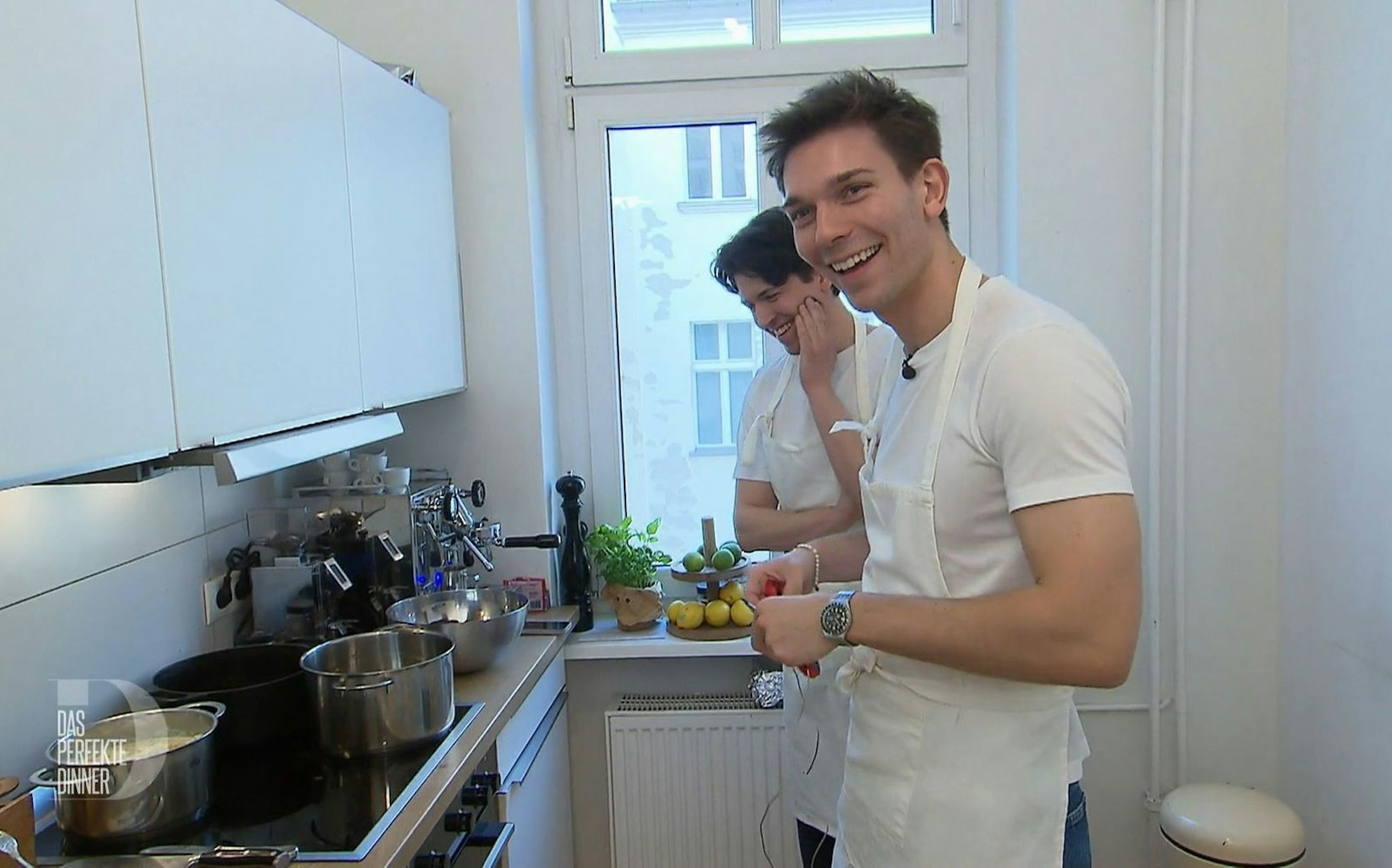 Final-Gastgeber Freddy (rechts) bekommt Schnippelhilfe von Kumpel Jonas - und Video-Coaching von seiner Mama. (Bild: RTL)