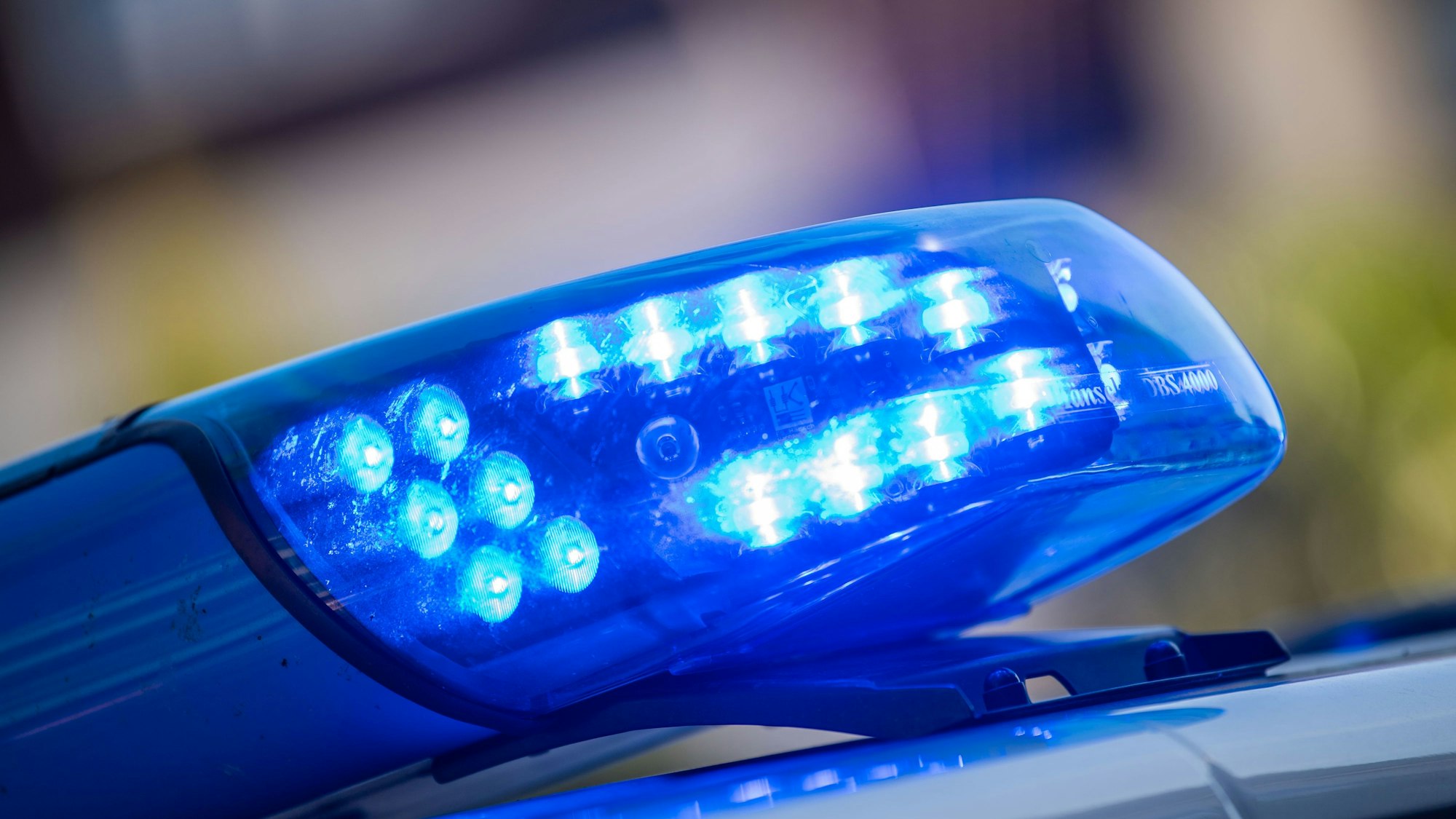 SYMBOLBILD - 11.08.2022, Niedersachsen, Vechta: Ein Blaulicht ist auf dem Dach eines Polizeifahrzeugs zu sehen. Nach dem Raub eines Burgers in einem Schnellrestaurant im Hauptbahnhof in Hannover hat die Polizei einen 33 Jahre alten Mann festgenommen. (zu dpa: «Auto weicht Tier aus und kippt um - Fahrerin schwer verletzt») Foto: Lino Mirgeler/dpa +++ dpa-Bildfunk +++