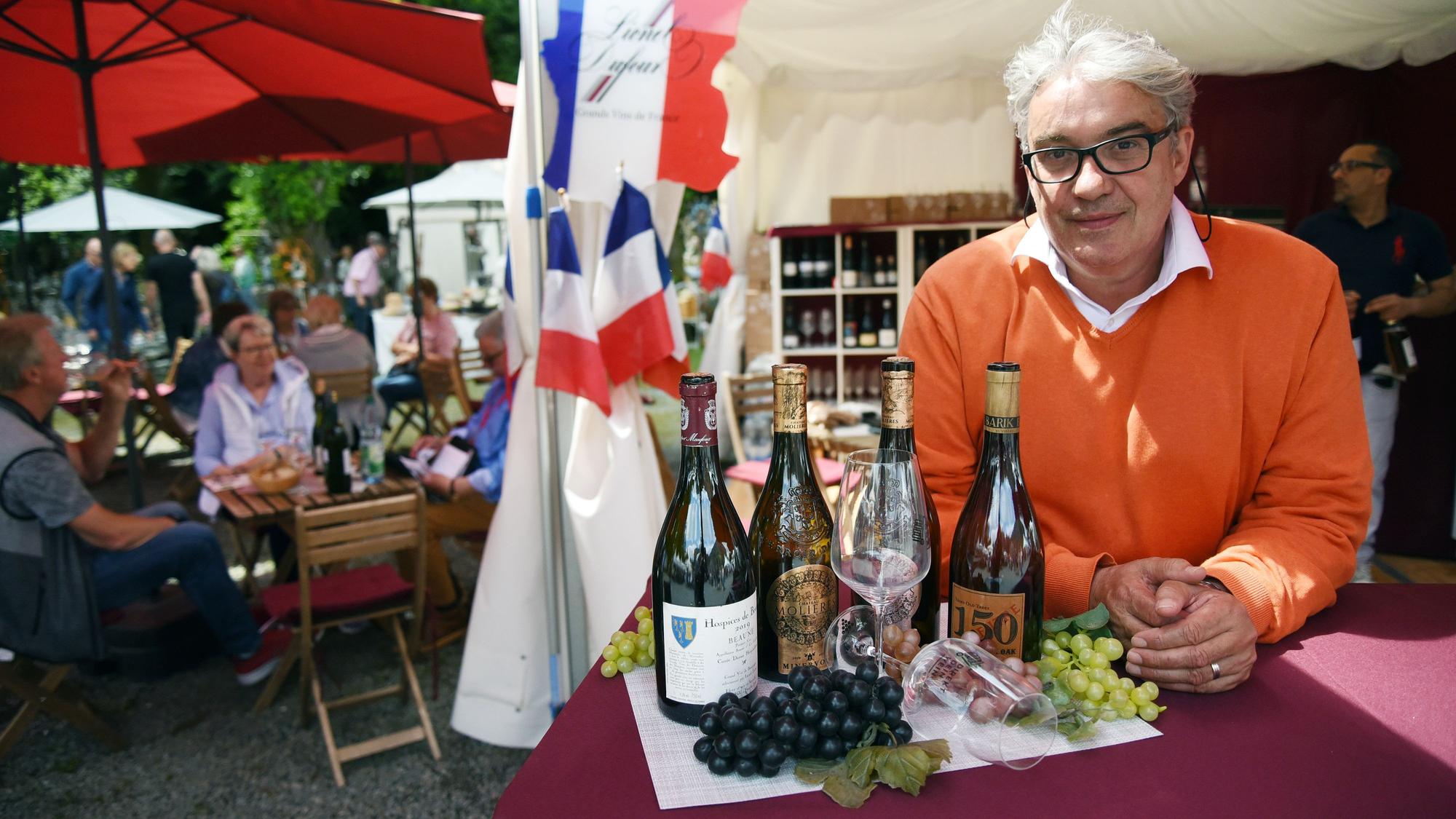 Ein Weinhändler mit Flaschen.
