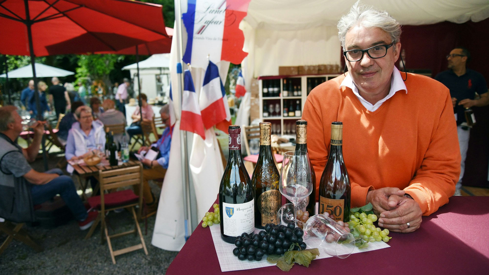 Ein Weinhändler mit Flaschen.