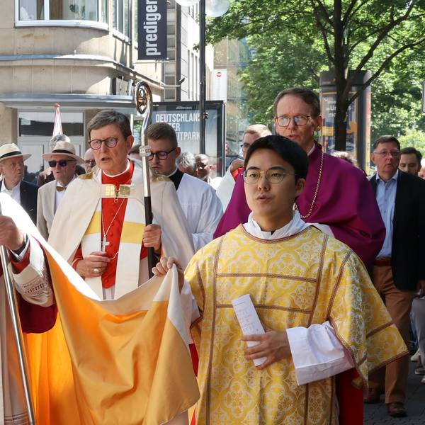 Kardinal Rainer Woelki (Mitte) im Prozessionszug durch die Kölner Innenstadt am Fronleichnamstag