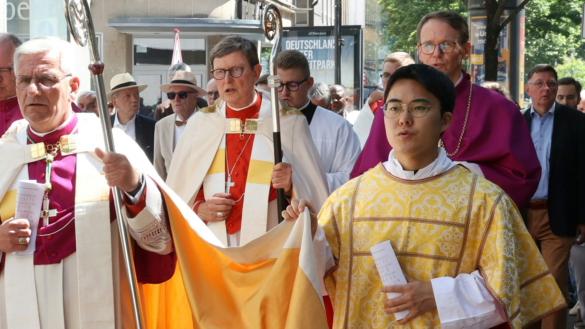 Kardinal Rainer Woelki (Mitte) im Prozessionszug durch die Kölner Innenstadt am Fronleichnamstag