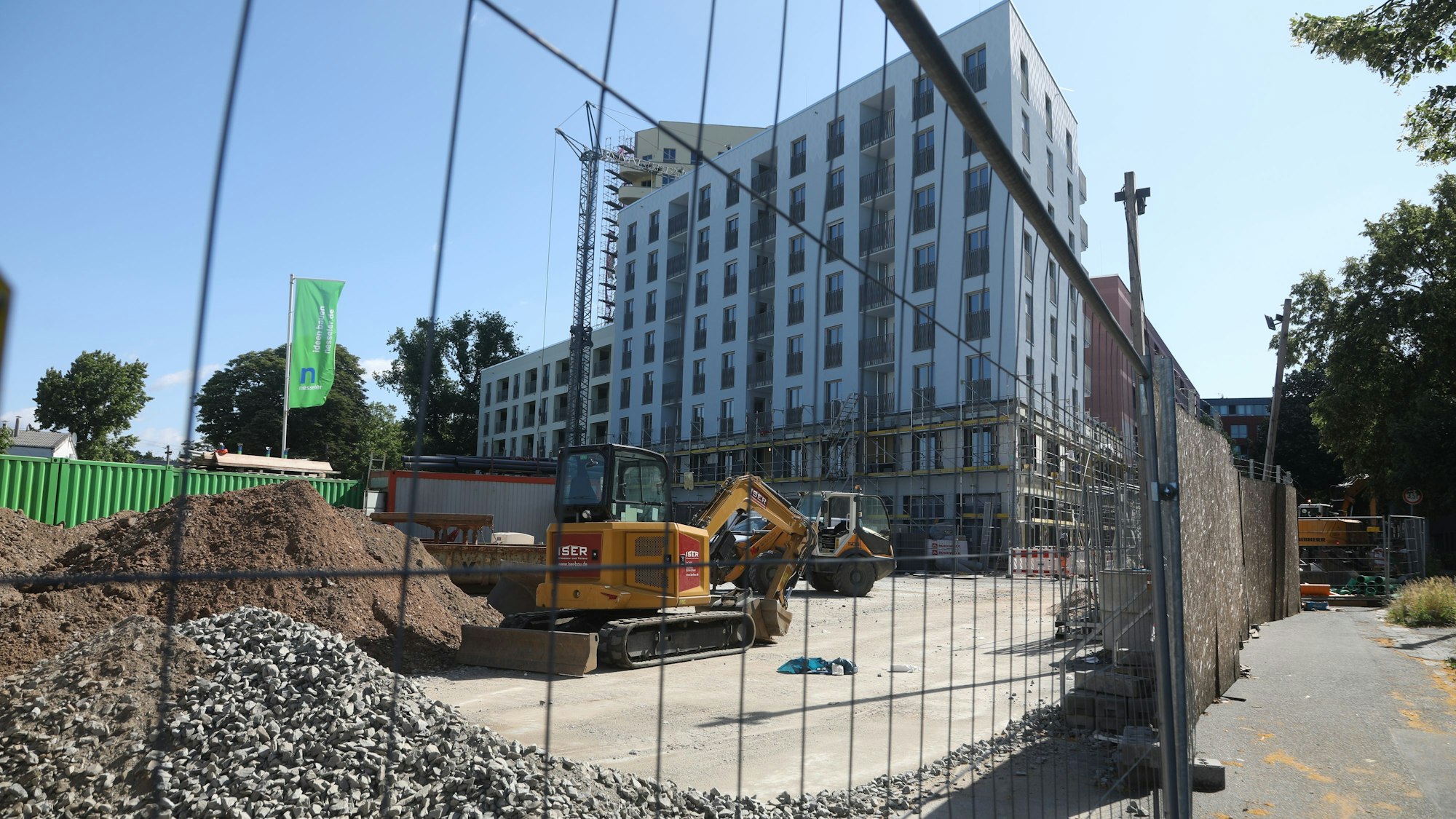 25.06.2025, Köln: Stromausfall in der Südstadt. Ein Bagger hatte ein Stromkabel während Arbeiten auf der Sechtemer Straße beschädigt. Foto: Arton Krasniqi