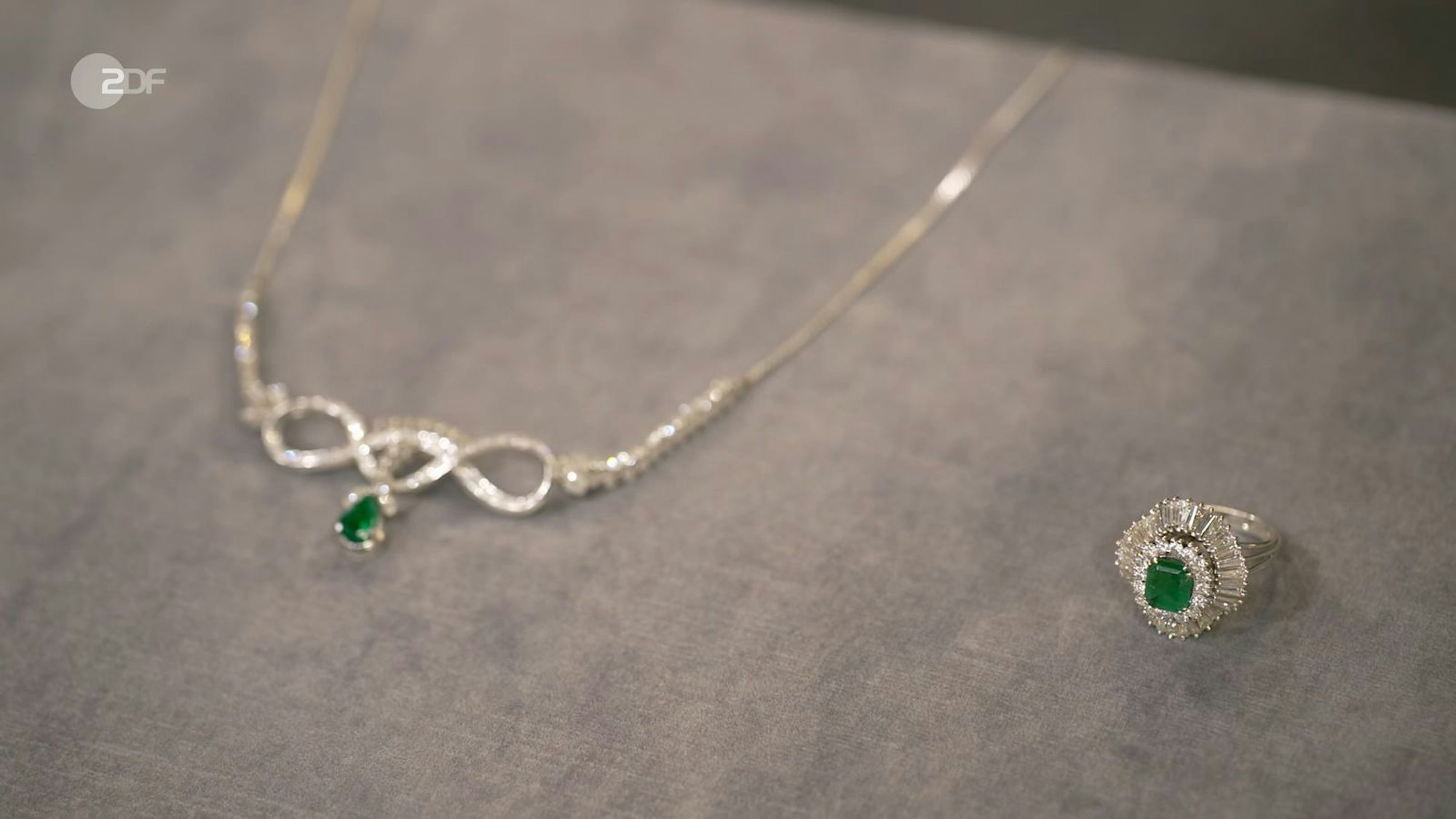 Collier und Ring aus Weißgold mit Diamanten und Smaragden stammen aus den 1950er und 60er Jahren und haben einen Wert von 3.300 bis 3.500 Euro.
(Bild: ZDF)
