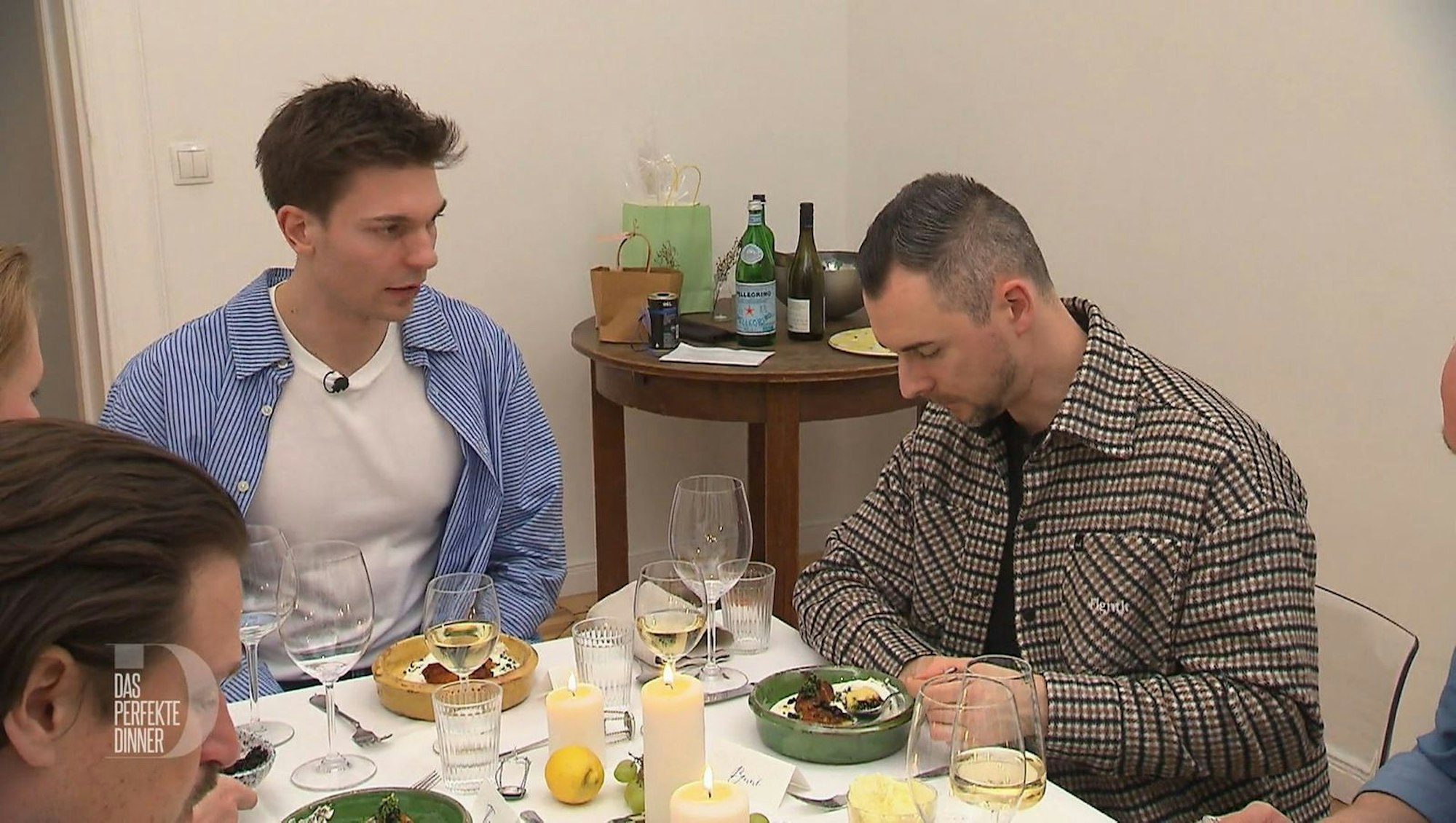 Food-Blogger Benni (rechts) probiert Freddys Vorspeise, und der Gastgeber ist gespannt auf sein Urteil. (Bild: RTL)