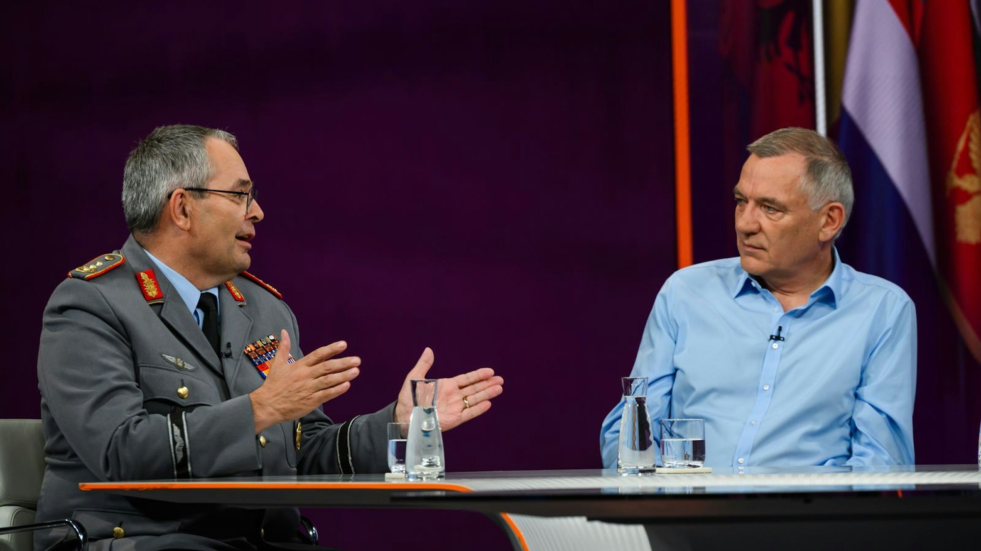 Generalleutnant Alfons Mais (links) diskutierte mit Linken-Chef Jan van Aken über die Notwendigkeit der Erhöhung der Militärausgaben. (Bild: ZDF / Jule Roehr)