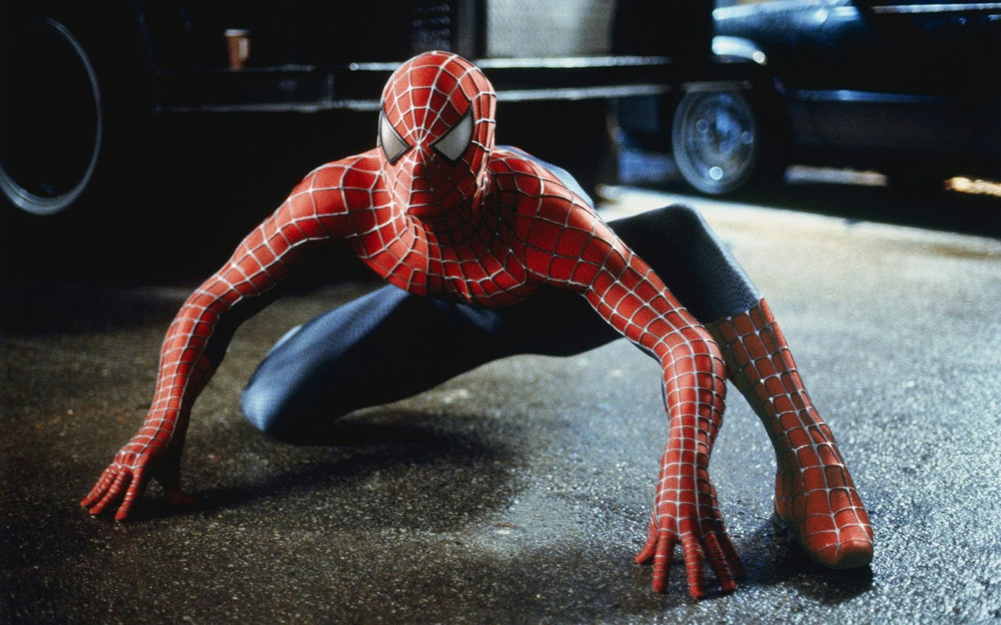 Versteckt unter einem Superhelden-Kostüm: Mit „Spider-Man“ spielte Tobey Maguire seine Paraderolle. (Bild: ARD Degeto / Sony Pictures)