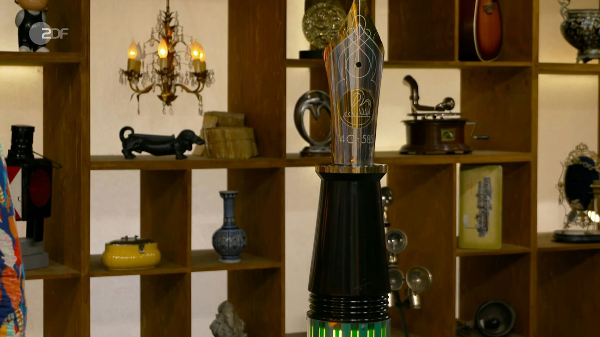 Der übergroße, leuchtende Pelikan-Füllfederhalter ist ein Werbeobjekt aus den 1980er oder 90er Jahren und 400 bis 600 Euro wert.
(Bild: ZDF)