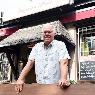 Das Bild zeigt Ralf Samary vor dem „Vingster Pohl“.