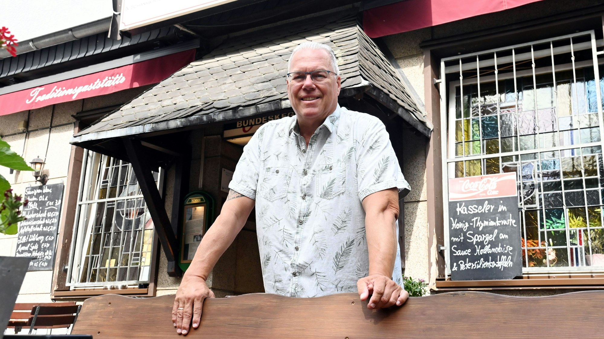 Das Bild zeigt Ralf Samary vor dem „Vingster Pohl“.