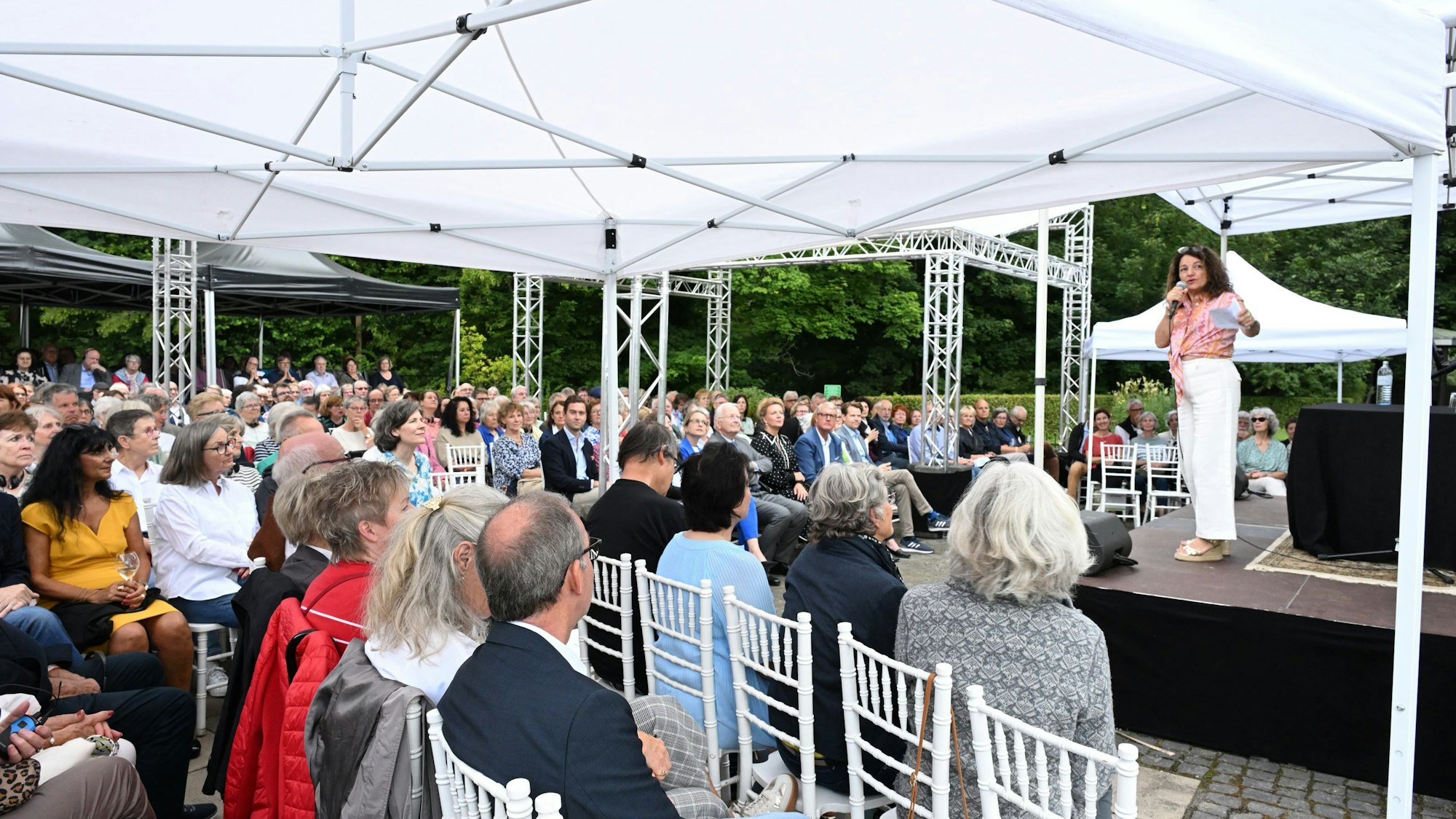Sema Prinzessin zu Sayn-Wittgenstein, Gründerin und Organisatorin, eröffnet das Festival.