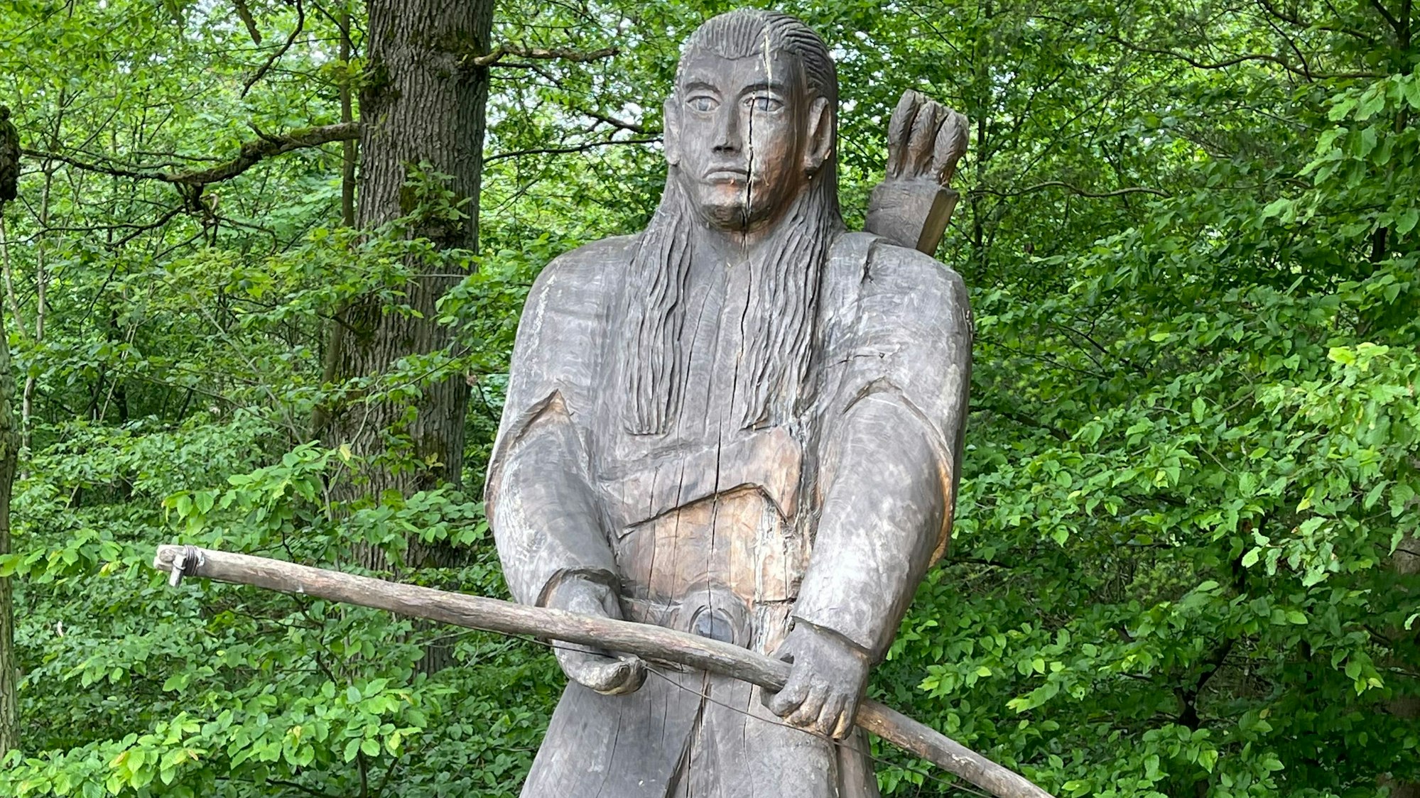 Aus einem Baumstamm mit der Kettensäge „geschnitzt“: Legolas, der Elf, mit seinem Bogen.