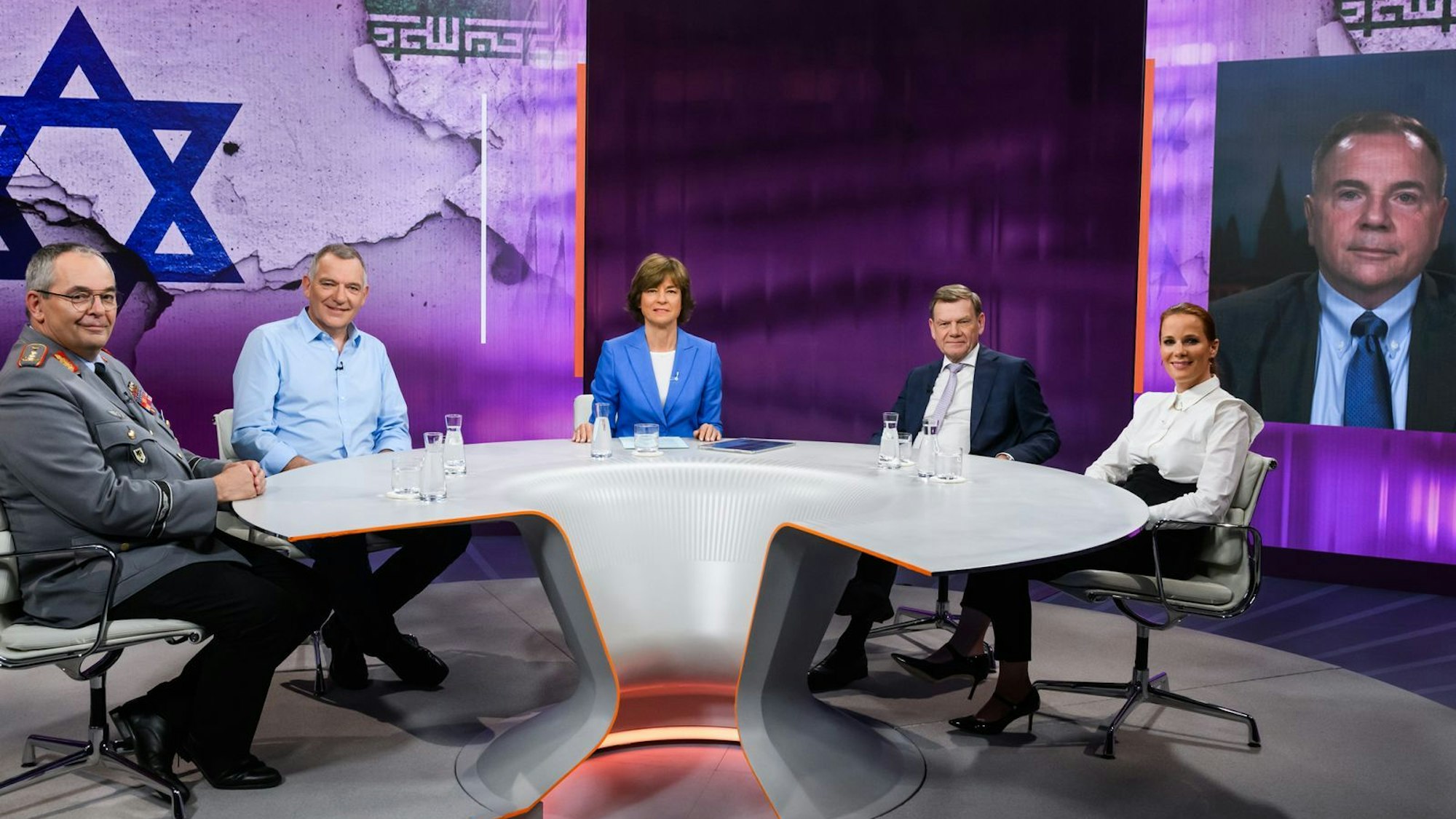 Generalleutnant Alfons Mais (links), Linken-Chef Jan van Aken (zweiter von links), Moderatorin Maybrit Illner (dritte von links), Bundesaußenminister Johann Wadephul (dritter von rechts), Militärexpertin Florence Gaub (zweite von rechts) und US-Generalleutnant a.D. Ben Hodges diskutierten am Donnerstagabend im ZDF. (Bild: ZDF / Jule Roehr)