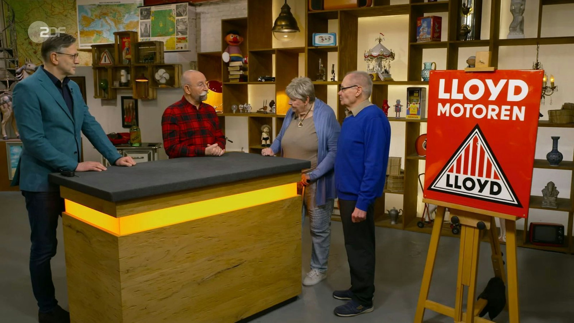 Die Expertise endet mit einer kleinen Enttäuschung: Das Emaille-Schild von Lloyd Motoren ist weniger wert als Horst und Roswitha aus Altena sich erhofft haben.
(Bild: ZDF)