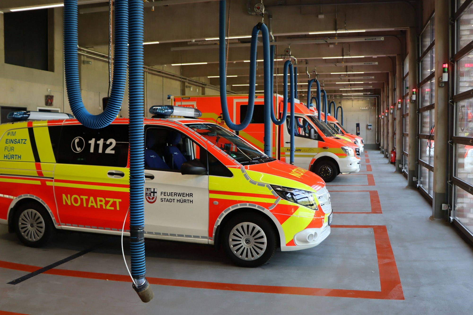 Das Bild zeigt eine Fahrzeughalle mit Rettungsfahrzeugen.