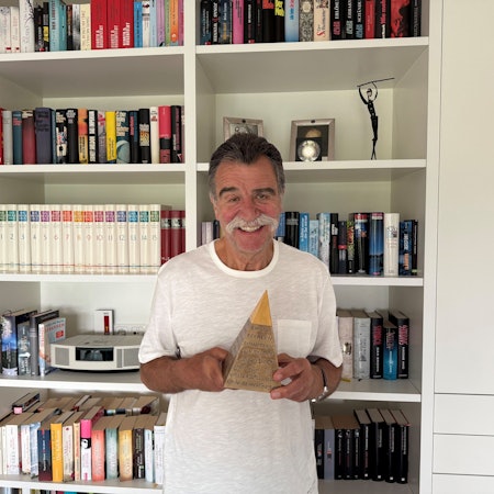 Heiner Brand präsentiert seine Goldene Sportpyramide.