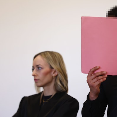 Der Angeklagte Saddam B. (23) mit seiner Verteidigerin Anne Kieven beim Prozessauftakt im Landgericht Köln.