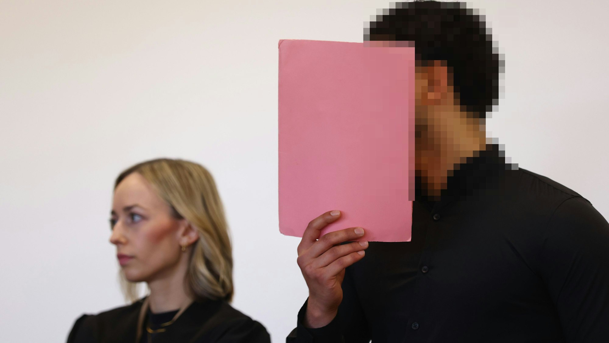 Der Angeklagte Saddam B. (23) mit seiner Verteidigerin Anne Kieven beim Prozessauftakt im Landgericht Köln.