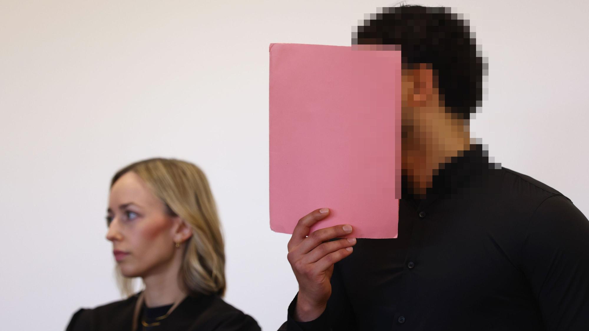 Saddam B. (links seine Verteidigerin Anne Kieven) wurde erst überfallen, dann gefoltert.