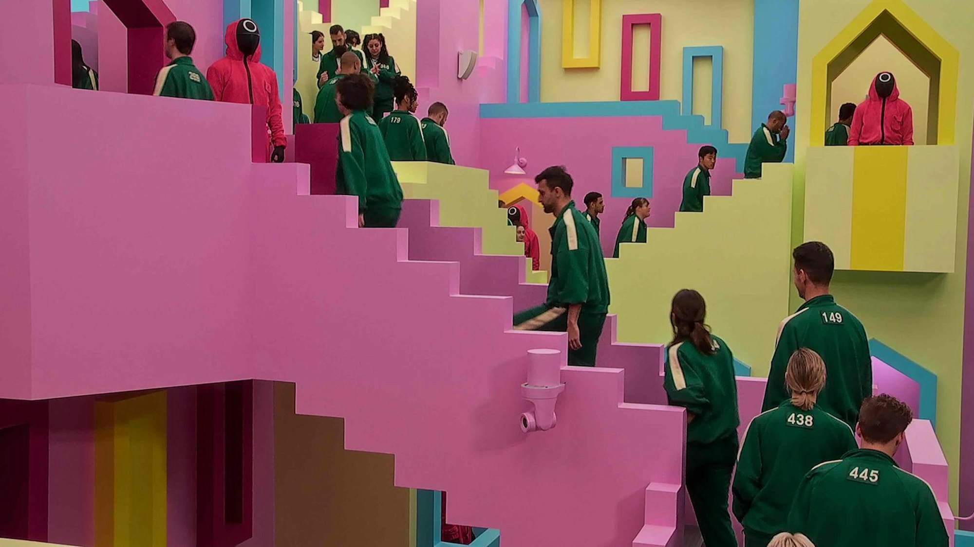 Ein zentraler Schauplatz in „Squid Game“ ist das „Treppenhaus“. (Bild: © 2023 Netflix, Inc.)