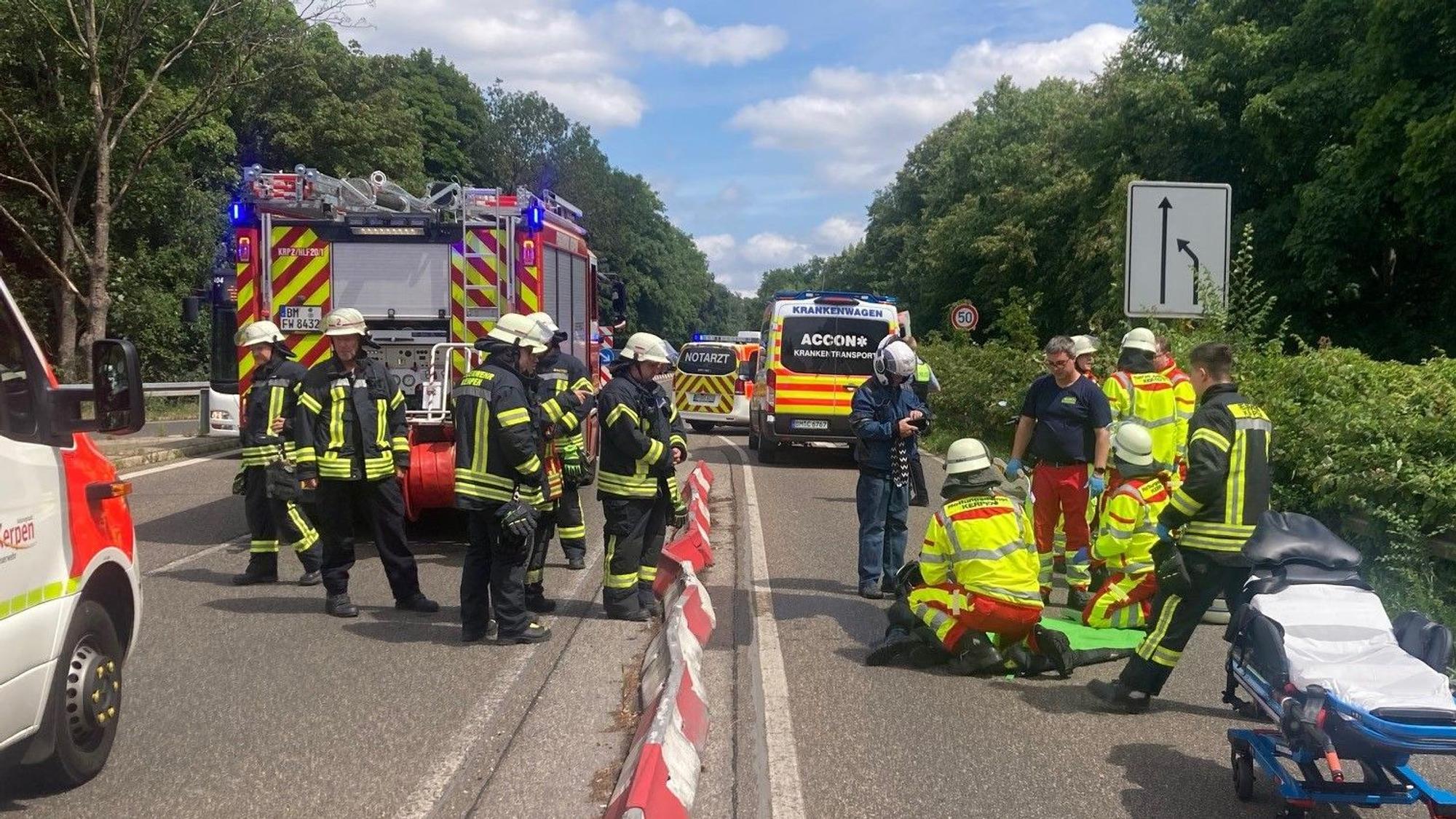 Das Bild zeigt mehrere Einsatzkräfte der Feuerwehr an der Unfallstelle.
