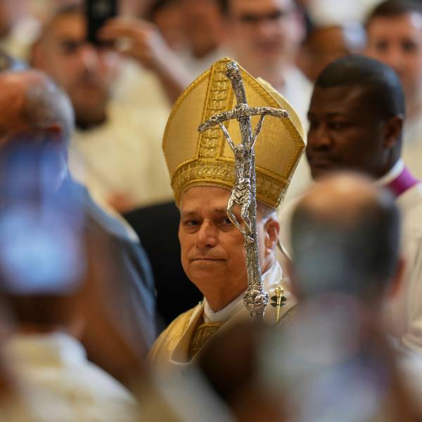 Papst Leo XIV. kommt zur Feier einer Priesterweihe im Petersdom im Vatikan im Rahmen des Priesterjubiläums.