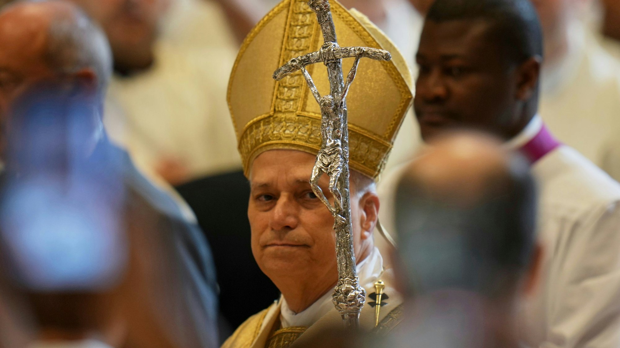 Papst Leo XIV. kommt zur Feier einer Priesterweihe im Petersdom im Vatikan im Rahmen des Priesterjubiläums.