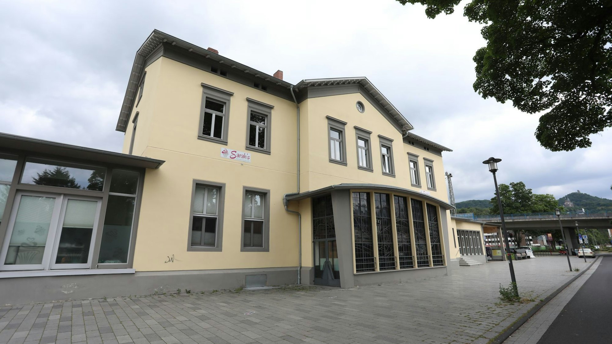 Ein Bahnhofsgebäude.