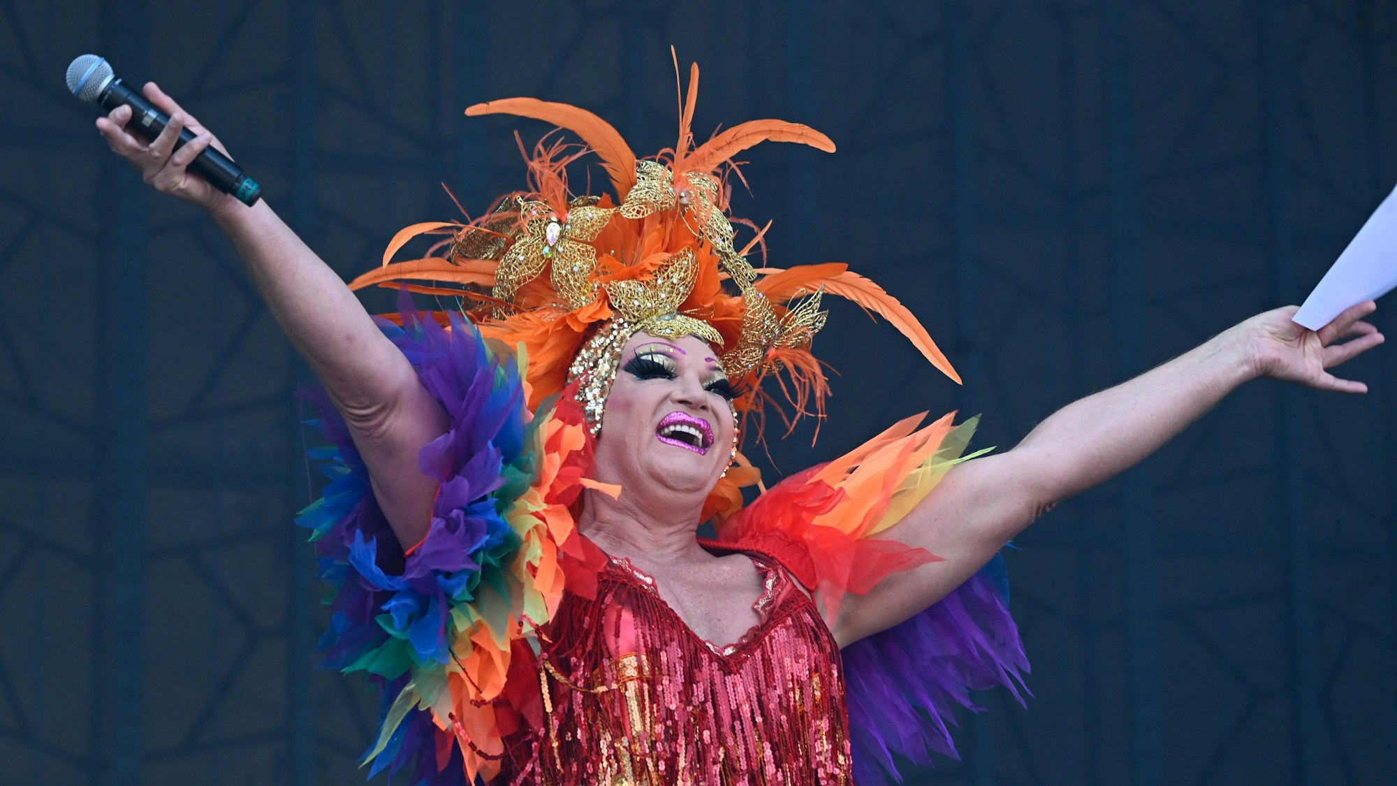 Dragqueen Olivia Jones moderiert das Rainbow Festival am Fühlinger See zum Auftakt der CSD-Woche, die am 6. Juli mit einer großen Parade durch Köln endet.